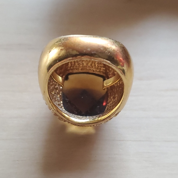 Large goldtone cocktail ring with brown stone - Picture 4 of 6